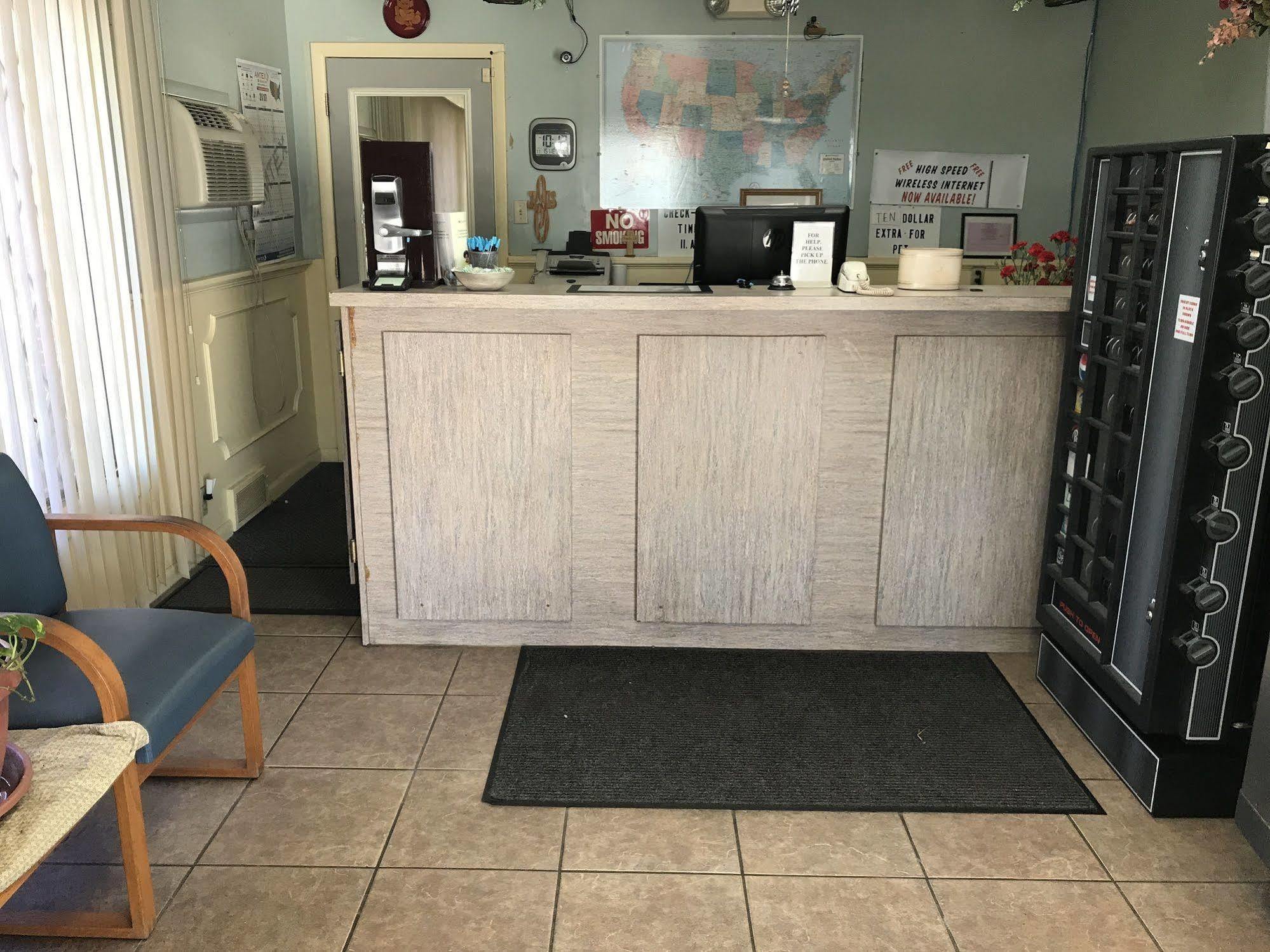 Guest House Motel Chanute Екстериор снимка